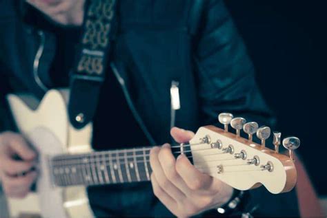 7 Steps To Become A Guitar Tech